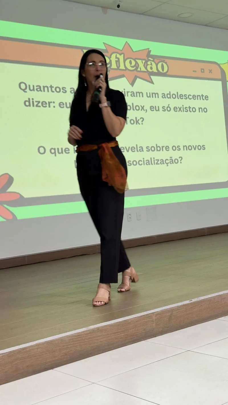 Dra. Aline Arruda em palestra sobre adolescência e novos modos de socialização