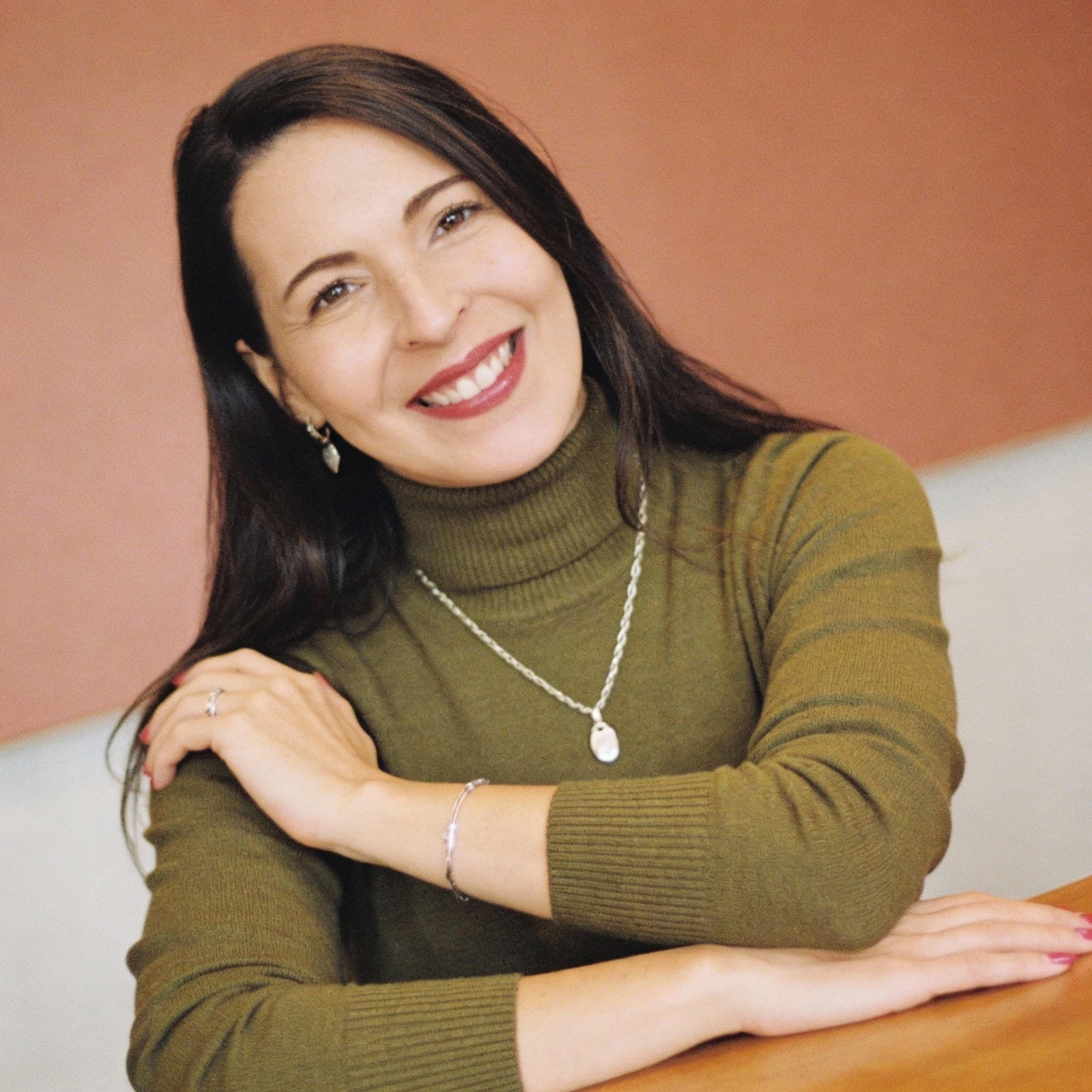 Psicóloga Aline Arruda da Fonseca em retrato acolhedor